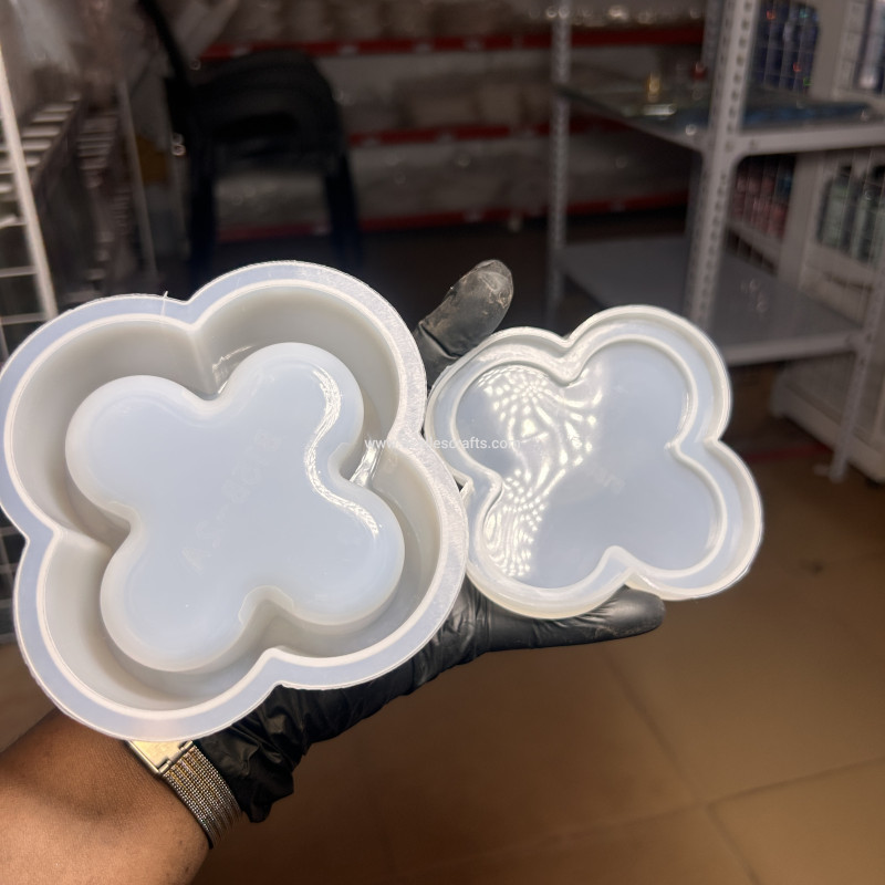 Large Clover Shaped Storage Mold With Lid